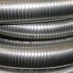 Gros plan sur la structure double couche du flexible inox 316L 150mm.