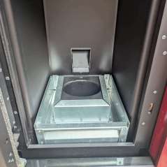 Creuset de combustion robuste en acier et tiroir à cendres à l'intérieur du foyer.