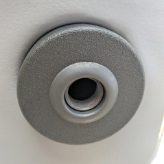 Zoom sur un piquage fileté G1"1/2 équipé d'un capuchon d'isolation thermique.